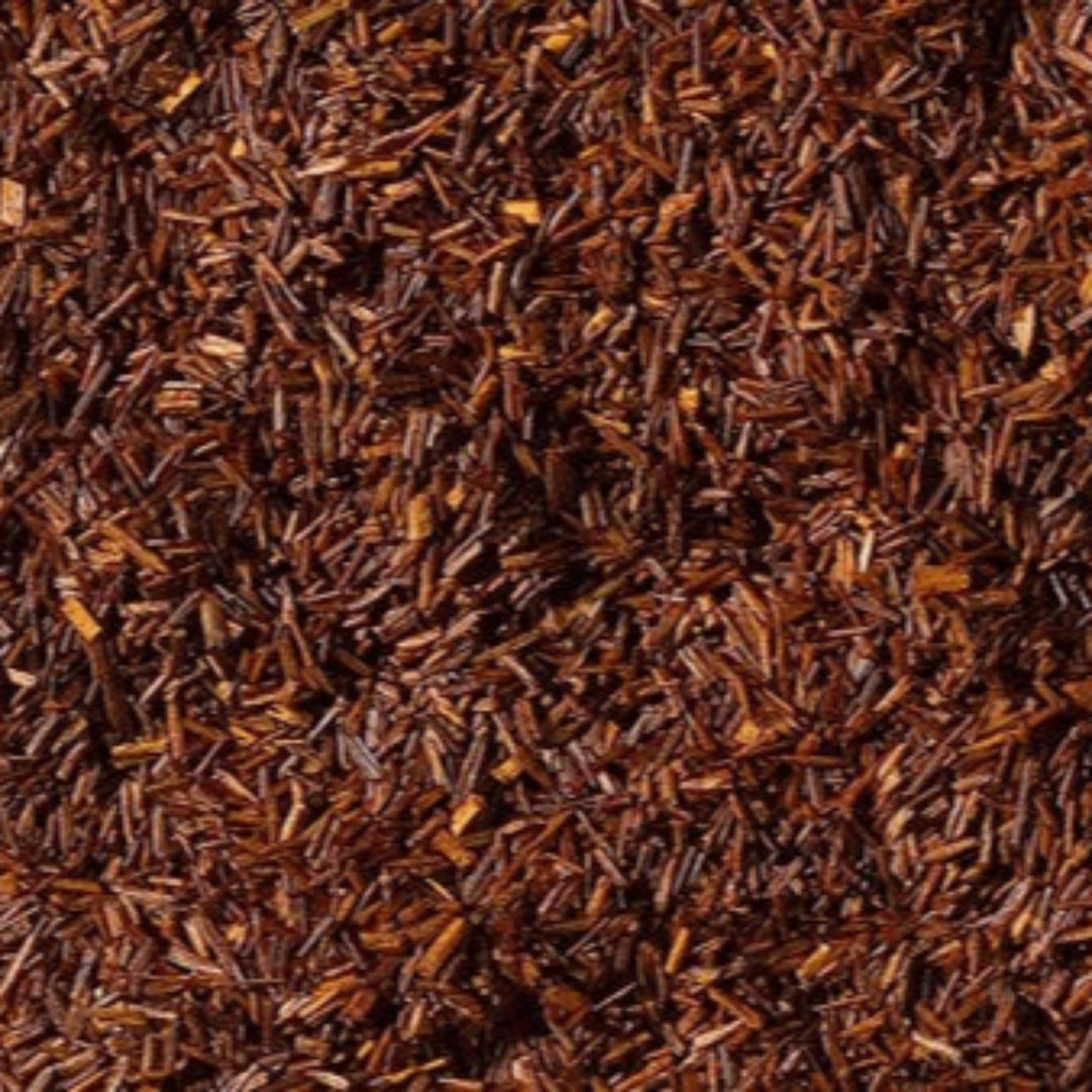 Puur Rooibos Thee met een robijnrode kleur. Een rustgevende en aromatische kruidenthee, 100% natuurlijk en cafeïnevrij.